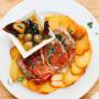 Bife à Portuguesa: Zartes Steak mit Presunto und Bratkartoffeln. Ein Klassiker, der perfekt zu unserer portugiesischen Weinkarte passt.