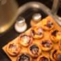 Süße Versuchung: Hausgemachte Pastel de Nata. Das perfekte Dessert nach einem traditionellen portugiesischen Essen in Wien.