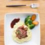 Mediterrane Küche im Freihausviertel: Zartes Fleisch auf Püree. Ein Highlight unserer Karte für ein romantisches Dinner zu zweit.