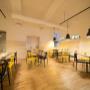 nnenansicht unseres portugiesischen Restaurants. Helles, modernes Design trifft auf gemütliches Flair – ideal für ein Abendessen oder Weinverkostungen.