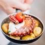 Spezialität des Hauses: Gegrillter Oktopus (Polvo à Lagareiro). Frische Meeresfrüchte und atlantische Grillplatten in unserem Restaurant.