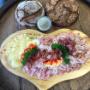 hausgemachte Brettljause mit hausgemachten Aufstrichen
Bauernbrot 
Kren
Heidekorn mit Dinkel