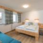 Helles Doppelzimmer mit Couch im Appartement Tauern, Bettwäsche, Handtücher