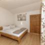 Gemütliches Doppelzimmer mit Dusche, Balkon, Wlan, Bettwäsche, Handtücher im Nebenhaus.