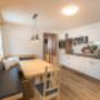 Küche im Appartement Dachstein. Voll ausgestattet, Sitzecke, Couch, TV, Terrasse. Direkter Zugang über die Terrasse, zum Spielplatz