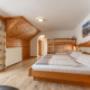 Geräumiges, helles Zimmer für 4 Personen mit Dusche, WC, Balkon, Wlan, Bettwäsche, Handtücher