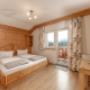 Geräumiges Doppelzimmer mit Dusche, Balkon, Wlan, Bettwäsche, Handtücher im Nebenhaus.