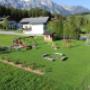 Spielplatz mit Rutschen, Sandkiste, Schaukeln, Spielhaus, Kletterkugel, Lagerfeuerstelle