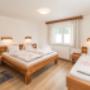 Dreibettzimmer im Appartement Dachstein mit Dusche, Bettwäsche, Handtücher