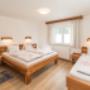 Dreibettzimmer im Appartement Dachstein mit Dusche, Bettwäsche, Handtücher Dreibettzimmer im Appartement Dachstein mit Dusche, Bettwäsche, Handtücher