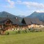 Der Wagnerhof (Nordansicht) mit Spielplatz und Reitplatz mit Blick auf die Schladminger Tauern