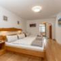 Geräumiges Zimmer für 3 Personen mit Dusche, WC, Balkon, Wlan, Bettwäsche, Handtücher