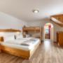 Großes, helles Zimmer für 4 Personen mit Dusche, WC, Balkon, Wlan, Bettwäsche, Handtücher