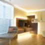 Fernsehwand an rostiger Eisenplatte mit angrenzender Leselounge Fernsehwand an rostiger Eisenplatte mit angrenzender Leselounge