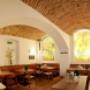 Gemütlicher Gastraum mit Ziegelgewölbe im österreichischen Restaurant Gösser Bräu in Wien – Ihr traditionelles Wirtshaus für gutbürgerliches Essen.