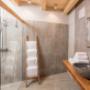 Modernes Badezimmer mit Regendusche in den Chalets von Alpegg in Waidring, Tirol. Modernes Badezimmer mit Regendusche in den Chalets von Alpegg in Waidring, Tirol.