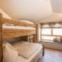 Kuscheliges Ambiente mit Holzbett und Window Seat in den Chalets von Alpegg in Waidring, Tirol. Kuscheliges Ambiente mit Holzbett und Window Seat in den Chalets von Alpegg in Waidring, Tirol.