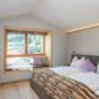 Schlafzimmer mit Doppelbett und Sitzfenster - Alpegg Chalets in Waidring, Tirol. Schlafzimmer mit Doppelbett und Sitzfenster - Alpegg Chalets in Waidring, Tirol.