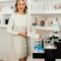 Beratung im Elena Berger Kosmetiksalon in Wien: Ihre erfahrene Kosmetikerin präsentiert Pflegeprodukte für Gesichtsbehandlungen und Anti Aging.