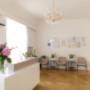 Der elegante Empfangsbereich vom Elena Berger Kosmetiksalon – Ihr modernes Kosmetikstudio in Wien für professionelle Gesichtsbehandlung und Wellness.