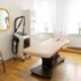 Heller Behandlungsraum im Elena Berger Kosmetiksalon in Wien: Ihr professionelles Kosmetikstudio für Gesichtsbehandlung und Körperstraffung.