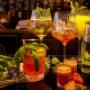 Kreative Cocktails und Longdrinks an der Bar des Restaurant Südufer in Guntramsdorf – stilvolle Cocktailbar mit frischen Zutaten, ideal für entspannte Abende am Wasser in der Thermenregion.