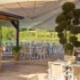 Großzügige Terrasse des Restaurant Südufer in Guntramsdorf direkt am Teich – stilvolle Sitzplätze mit Seeblick, mediterranes Ambiente und entspannte Atmosphäre für regionale Küche, Cocktails und Feiern am Wasser.