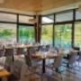 Stilvoller Innenbereich des Restaurant Südufer in Guntramsdorf mit großen Glasfronten und Blick auf den Teich – modernes Ambiente für regionale Küche, saisonale Speisen, Feiern und gemütliches Essen am Wasser.