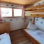 Kleines 3-Bett-Zimmer; Gemeinschaftsbäder Kleines 3-Bett-Zimmer; Gemeinschaftsbäder
