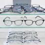 Farbenfrohe Brillenauswahl bei DER OPTIKER an der Taborstraße: leichte Titanflex- und Blackfin-Fassungen für Damen und Herren, übersichtlich präsentiert – von der Alltagsbrille bis zur sportlich-modernen Brille.