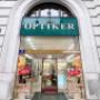 Außenansicht von „Der Optiker“ in der Taborstraße 10 – deinem Optiker in Wien 1020. Im Geschäft findest du moderne Brillen und Sonnenbrillen, Kinderbrillen, Gleitsichtbrillen, Sportbrillen sowie professionelle Kontaktlinsen-Anpassung.