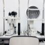 Moderner Arbeitsbereich für die Augenprüfung: Spaltlampe und Keratograph ermöglichen präzise optometrische Messungen für Sehtest, Kontaktlinsen-Anpassung und Augenvorsorge in 1020 Wien.