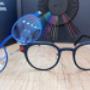 Stilvolle Blackfin-Brillen bei DER OPTIKER in Wien 1020: extraleichte Titanfassungen in Blau und Dunkelgrau mit roten Akzenten, perfekt für alle, die eine bequeme und gleichzeitig markante Brille suchen.