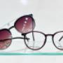 Praktische Marc-O’Polo-Brille mit passendem Sonnen-Clip bei DER OPTIKER – eine Fassung, zwei Looks: klare Sicht im Büro und Sonnenschutz im Freien.