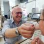 Helmut Wolf nimmt sich Zeit für die Feinanpassung: Hier wird einer Kundin die Brille individuell eingestellt, damit Sitz, Blickfeld und Tragekomfort bei DER OPTIKER in der Taborstraße 10, 1020 Wien, perfekt passen.