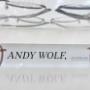 Nahaufnahme des ANDY-WOLF-Logos mit dem Zusatz „HANDMADE“ – unterstreicht, dass die gezeigten Brillen in sorgfältiger Handarbeit gefertigt werden und für besondere Qualität stehen. Erhältlich bei Der Optiker in der Taborstraße 1020 Wien.