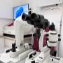 Blick in den Messraum von DER OPTIKER: Mit Keratograph, Spaltlampe und Computer werden Sehschärfe, Hornhaut und Tränenfilm exakt analysiert – die Basis für individuell angepasste Brillen und Kontaktlinsen.