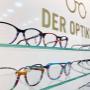 Verspielte, bunte Brillenfassungen vor dem DER OPTIKER-Logo – ideal als Kinderbrille oder für alle, die farbenfrohe Akzente setzen und ihre neue Brille in Wien 1020 mit Freude tragen möchten.