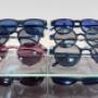 Dieses Bild zeigt einen Mix aus trendigen Sonnenbrillen mit runden und eckigen Formen sowie verschiedenen Glas­tönungen. Ob dezente Alltagssonnenbrille oder markantes Statement-Modell – hier wirst du bei DER OPTIKER an der Taborstraße fündig.