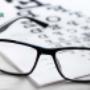Brille auf Sehtest-Tafel – bei DER OPTIKER in Wien 1020 erhältst du sorgfältige Augenprüfung, moderne Brillengläser und Kontaktlinsen, perfekt angepasst an deinen Alltag.