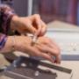 Schmuck personalisieren lassen: Handgefertigte Ohrringe mit 14 Karat Gold und großen Perlen. Maßgefertigter Schmuck aus Meisterhand in 1010 Wien.