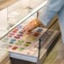 Auswahl bunter Quarz-Ohrringe im Display. Persönliche Schmuckberatung für individuellen Schmuck und Maßanfertigungen in der Krugerstraße.