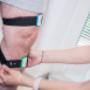 Re.Flex  - Kniebezogene Rehabilitation mit re.flex - Ich erstelle mit der re.flex-App Ihr individuelles Trainingsprogramm. Sie können dieses mit Hilfe der App auch zu Hause leicht absolvieren, wobei ich Ihren Therapiefortschritt beobachten und genau analysieren kann. Während des Trainings unterstützt eine 3D-Animation die korrekte Ausführung der Übungen – und zwar in Echtzeit, direkt auf dem Smartphone oder Tablet.