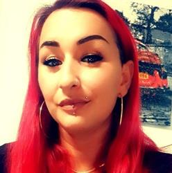 Ivi's Wimperngeklimper und Nageldesign