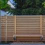 Holzsichtschutzzaun aus kanadischer Lärche | Rhombus Lamelle mit Sitzbank Holzsichtschutzzaun aus kanadischer Lärche | Rhombus Lamelle mit Sitzbank