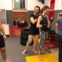 Spaß bei den mindkick Ladies mit dem Fitness Kickboxen Trainer. Beim Bandagieren kurz vor dem Aufwärmen in Wien. Spaß bei den mindkick Ladies mit dem Fitness Kickboxen Trainer. Beim Bandagieren kurz vor dem Aufwärmen in Wien.