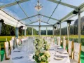 Transparentes Festzelt mit gedeckter Tafel