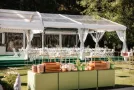 Hochzeitszelt mit Mietmöbeln und Buffet