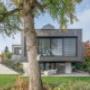Alt trifft Neu - der große Bestandsbaum in Kombination mit moderner Architektur