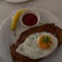 Knuspriger Bauerntoast mit Spiegelei, serviert mit Ketchup und frischer Garnitur - herzhaft und perfekt für den Start in den Tag.